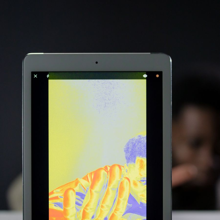 Wärmebild eines Gebäudes auf einem Tablet