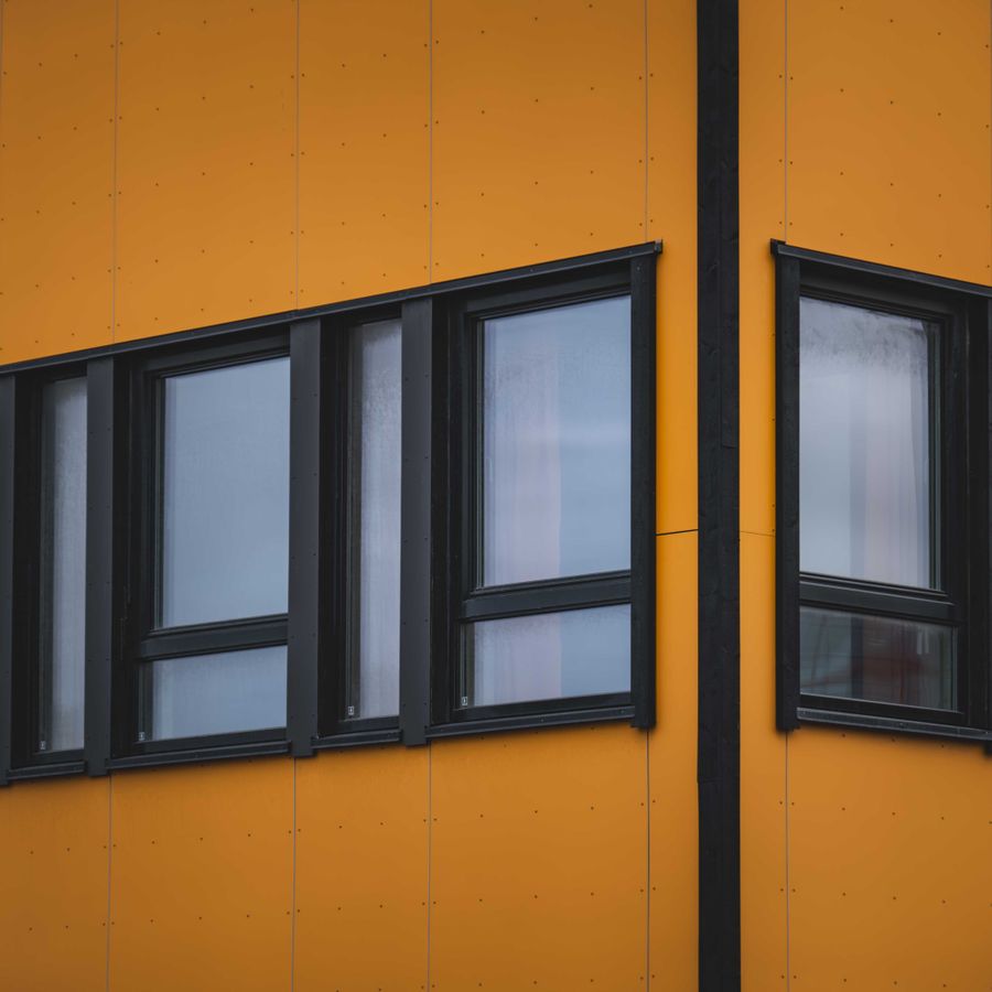 Schmale schwarze Aluminiumrahmen an einer modernen Fassade