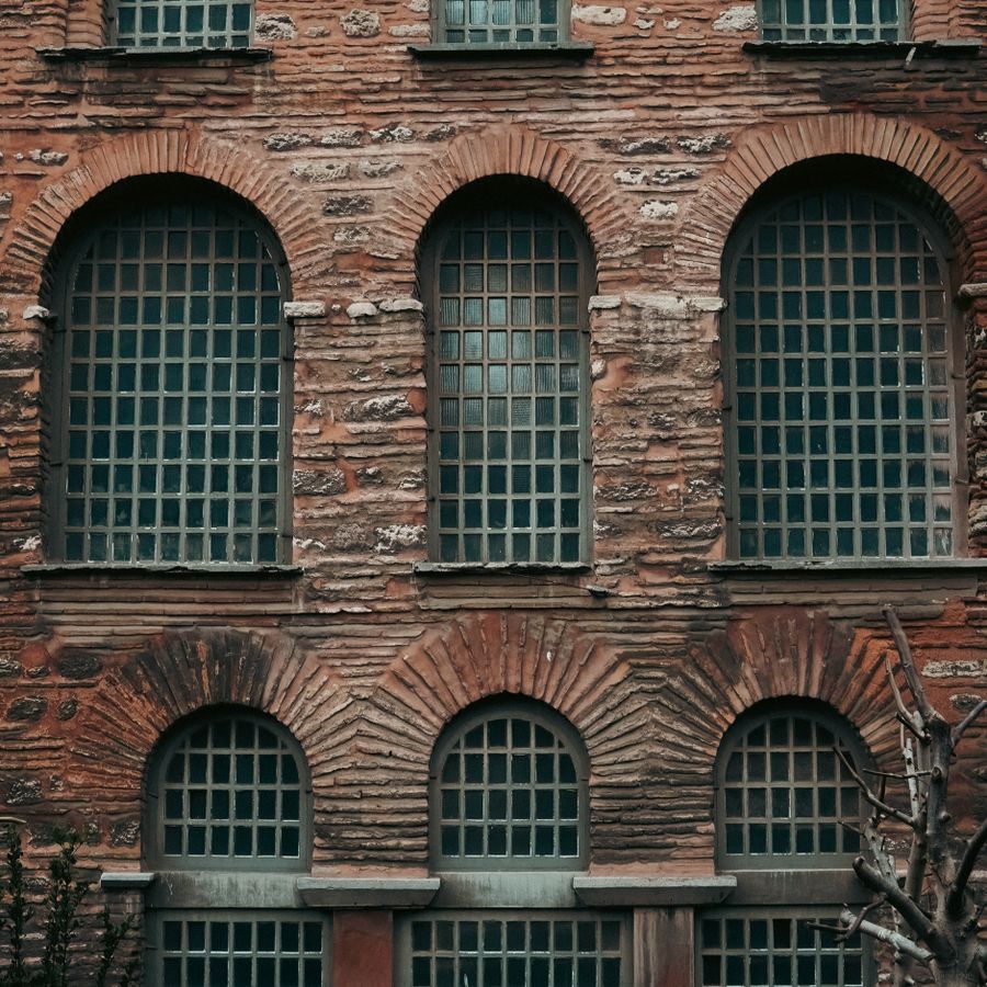 Rundbogenfenster in einer historischen Backsteinfassade