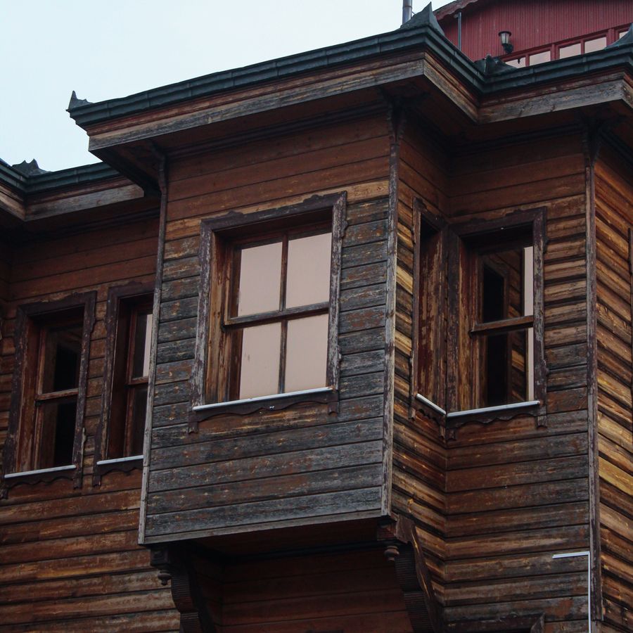 Holzfenster in einer verwitterten Holzfassade
