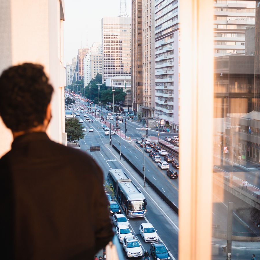 Blick aus einem Fenster auf eine stark befahrene Straße