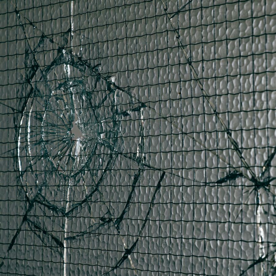 Gesprungene Scheibe mit sternförmigem Bruchmuster
