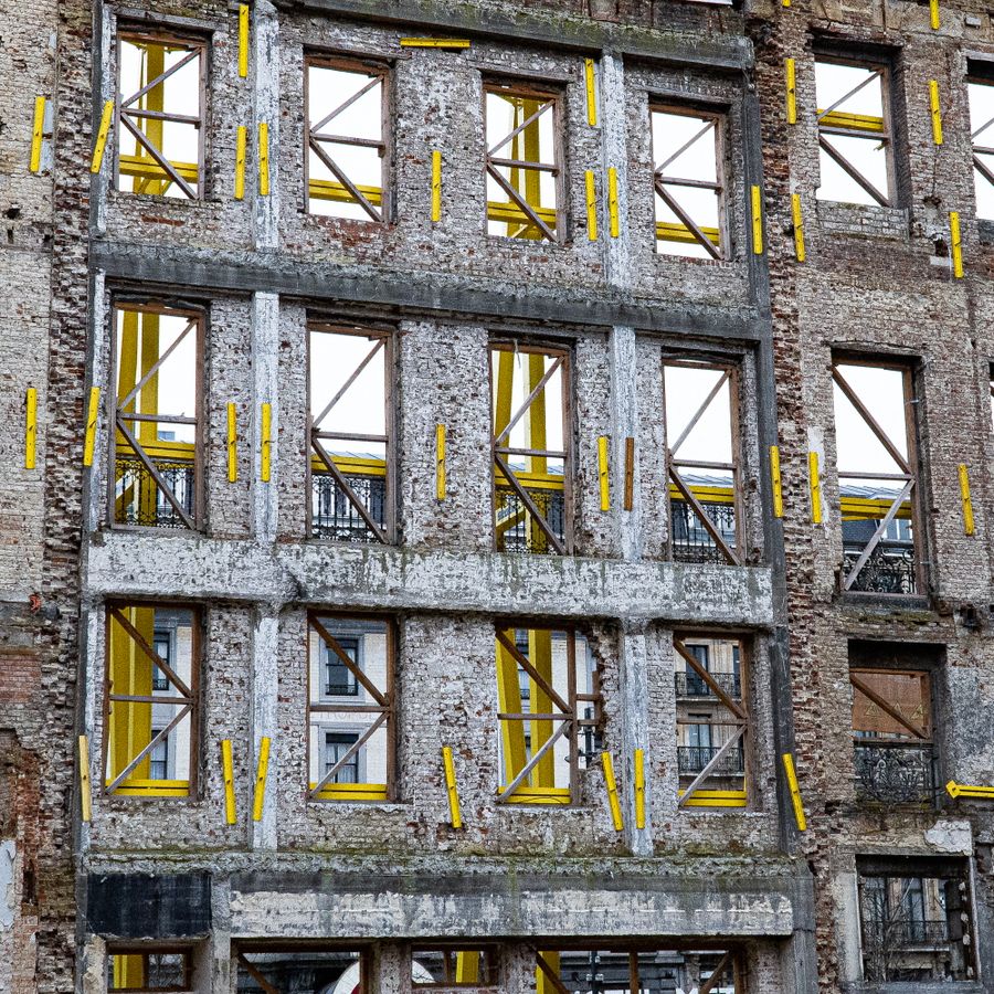 Altbaufassade mit Baugerüst während des Fenstertauschs