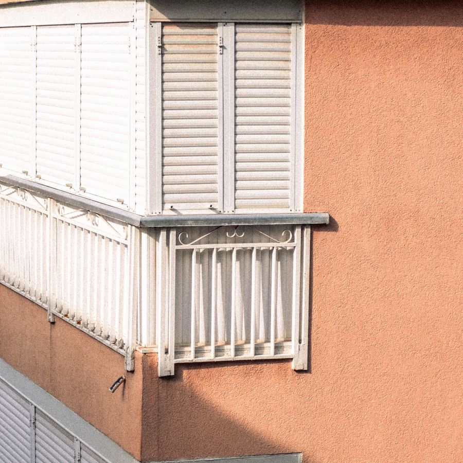 Nachgerüstete Rollläden an einer Wohnhausfassade