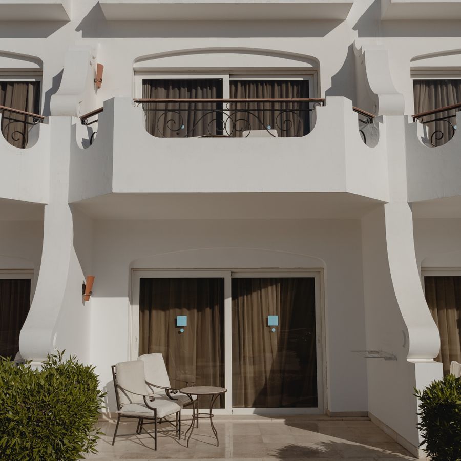 Terrassentüren mit Balkon an einer hellen Hausfassade