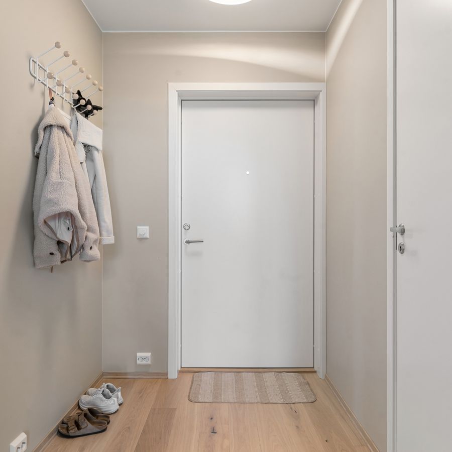 Wohnungseingangstür in einem modernen Flur